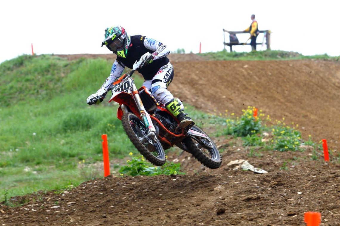 gradins spectateurs avec superbe vue sue le circuit